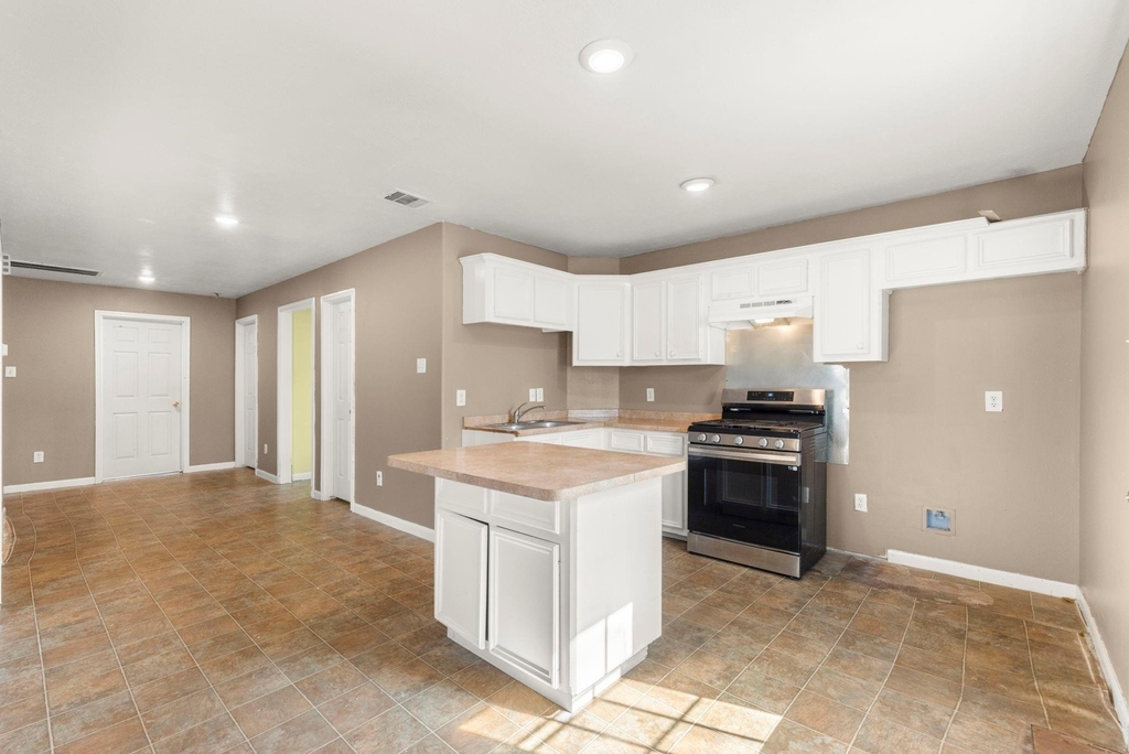 2444 Margaret Street - Photo 7