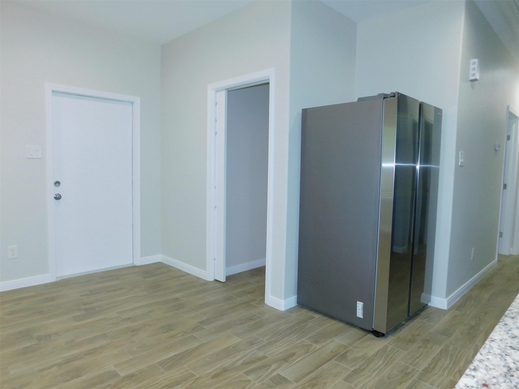 904 W Sealy - Photo 4