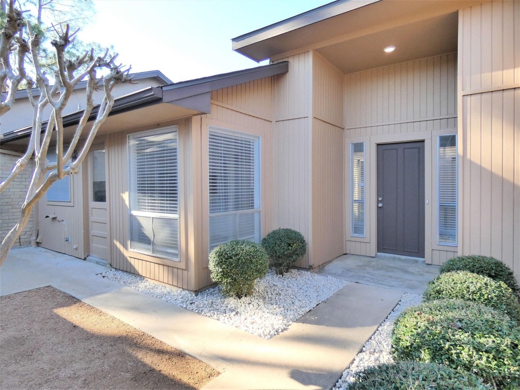 604 Golfview Drive - Photo 1