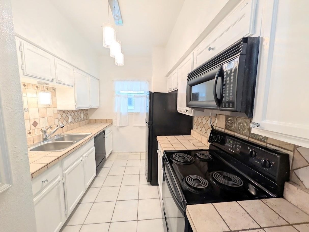 17641 Red Oak Drive - Photo 16