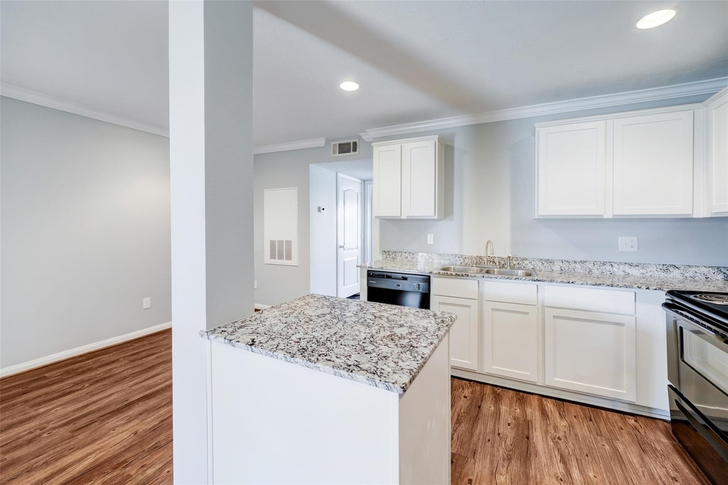 835 Heights Boulevard - Photo 2