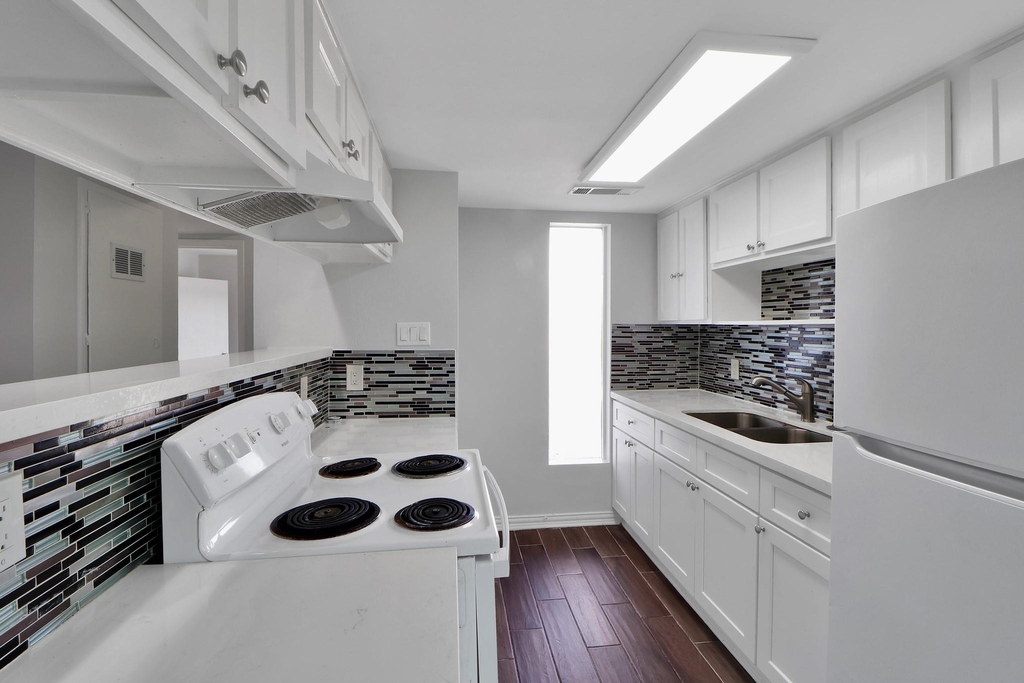 7047 Bissonnet Street - Photo 6