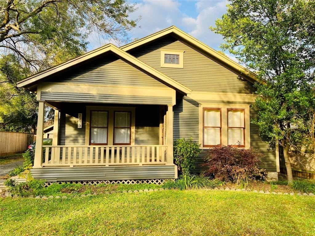 2223 Oxford Street - Photo 0