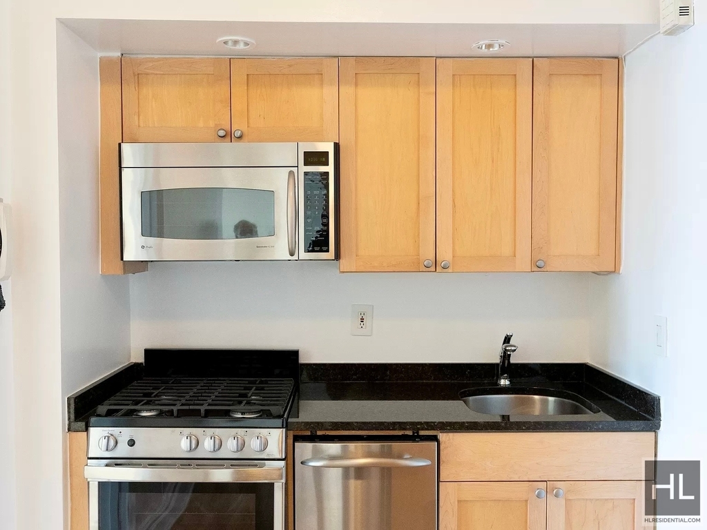 East 68 Street - Photo 4