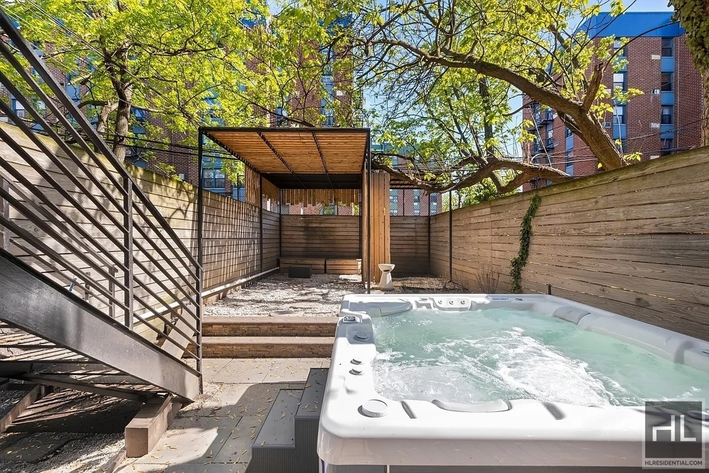 586 Quincy Street - Photo 3