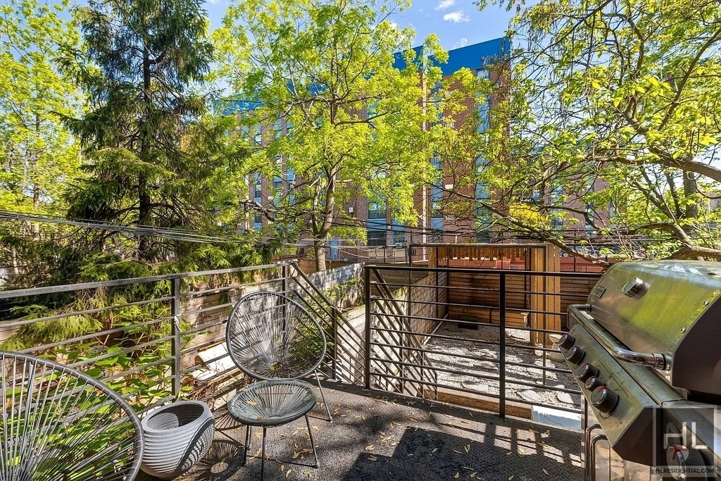 586 Quincy Street - Photo 15