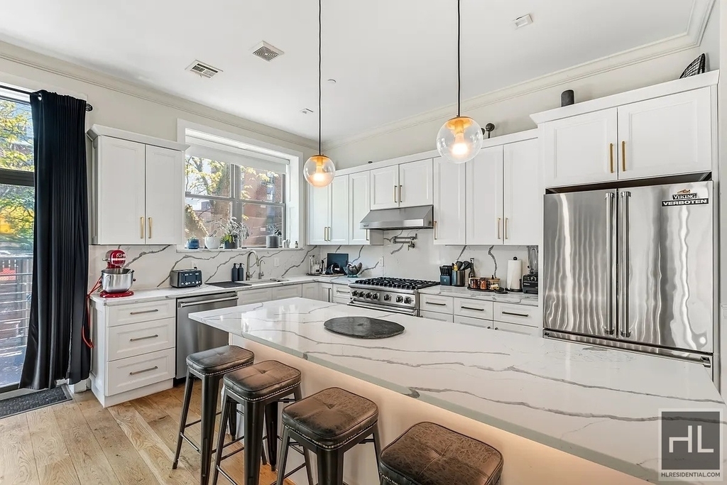 586 Quincy Street - Photo 2