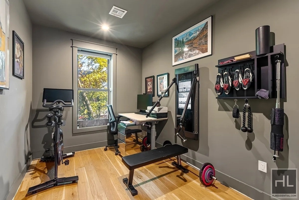 586 Quincy Street - Photo 12