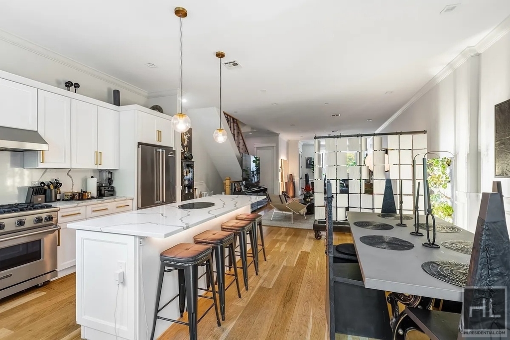 586 Quincy Street - Photo 4