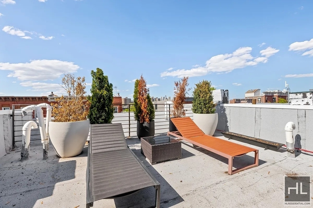 586 Quincy Street - Photo 17