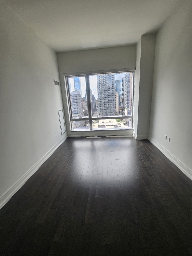 555 10th Avenue - Photo 8