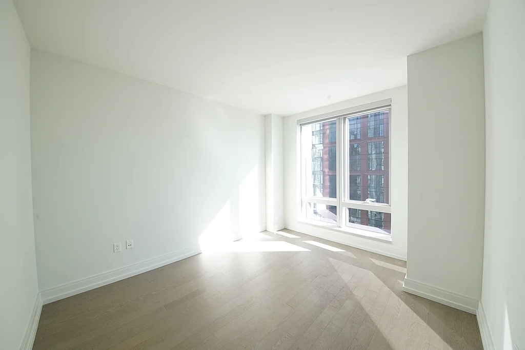555 10th Avenue - Photo 2