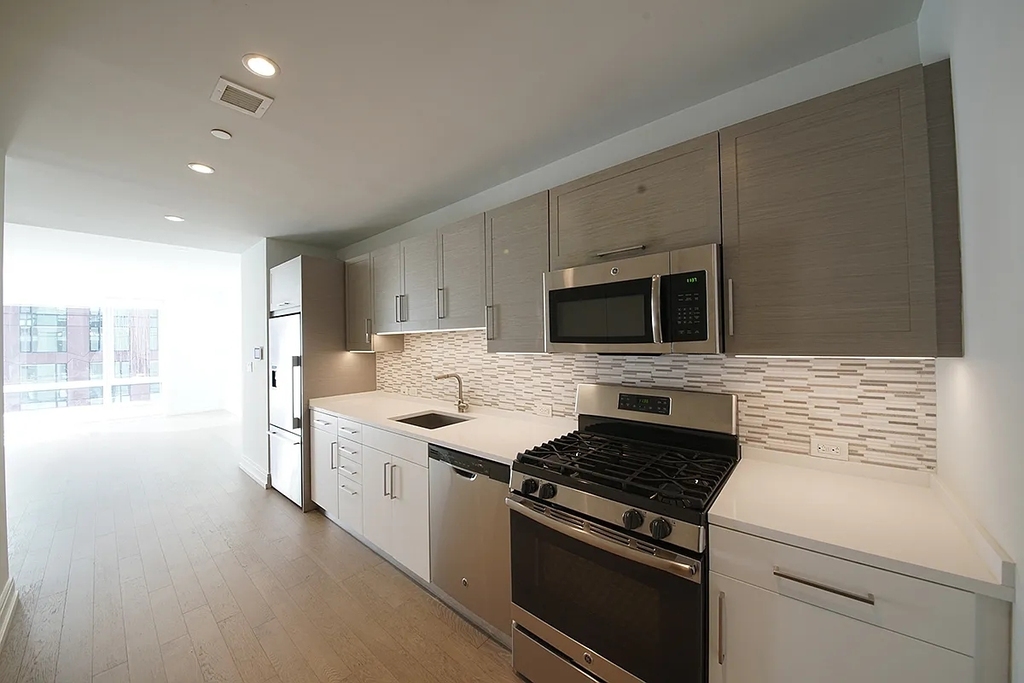 555 10th Avenue - Photo 0