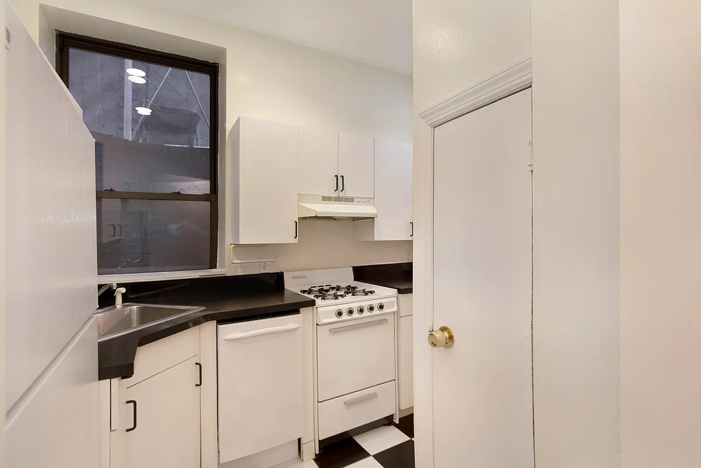East 58th St & 1st Ave - Photo 8