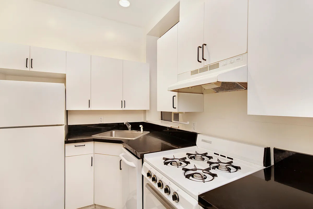 East 58th St & 1st Ave - Photo 9
