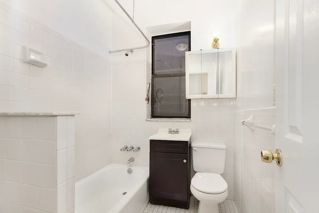 East 58th St & 1st Ave - Photo 10