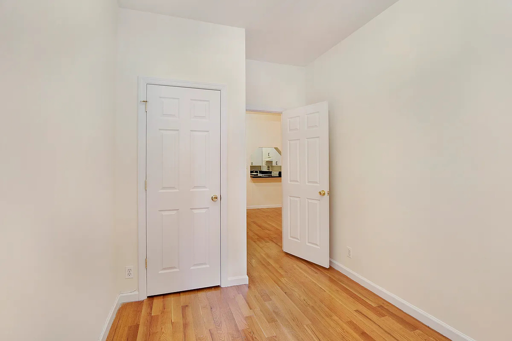 East 58th St & 1st Ave - Photo 5
