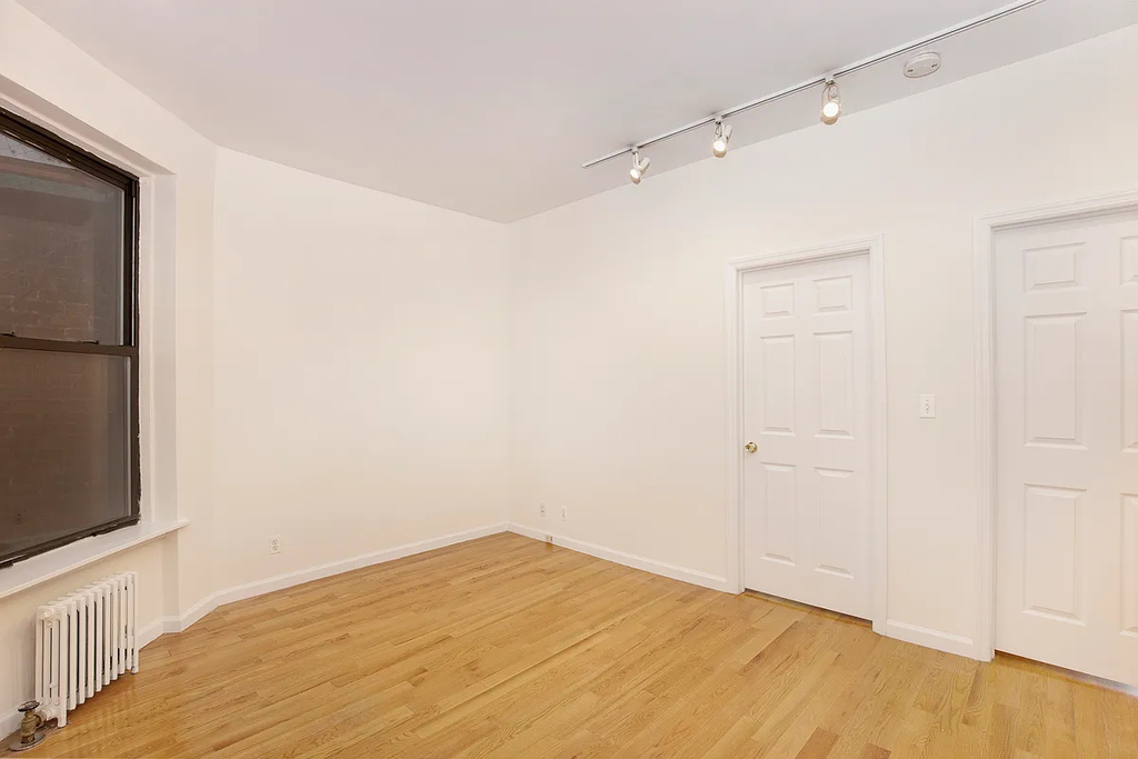 East 58th St & 1st Ave - Photo 3