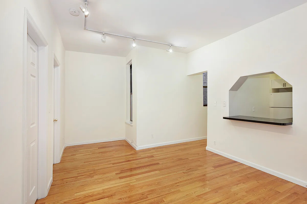 East 58th St & 1st Ave - Photo 2