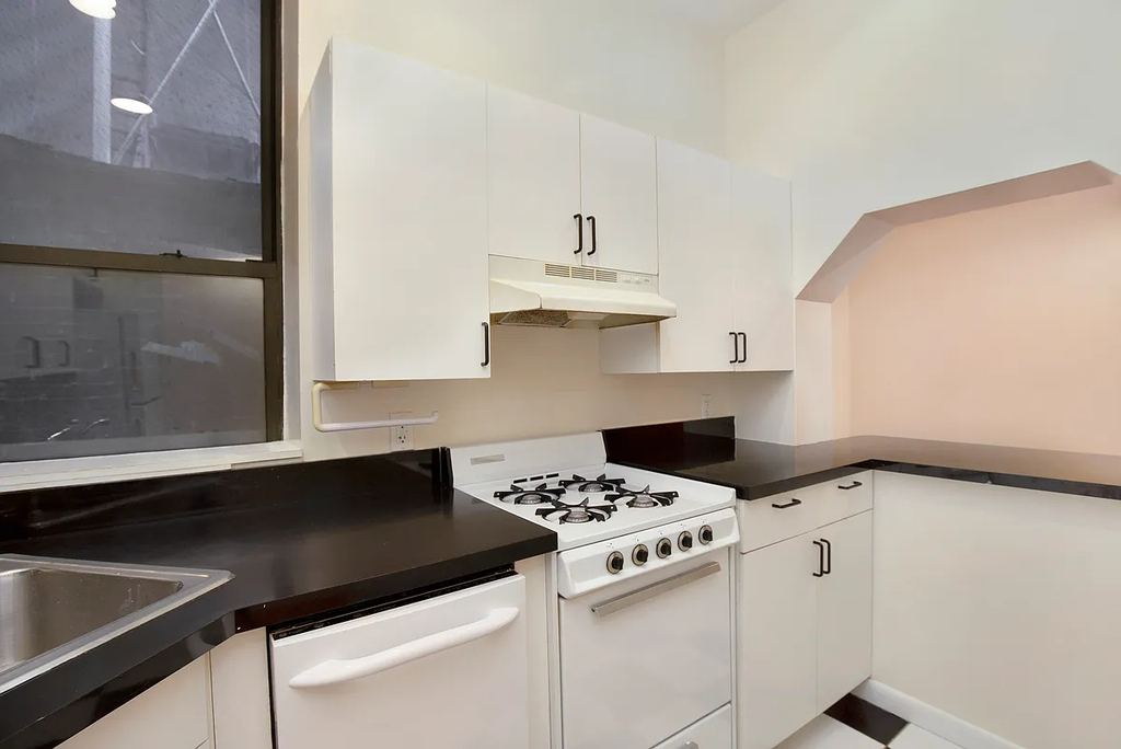 East 58th St & 1st Ave - Photo 7