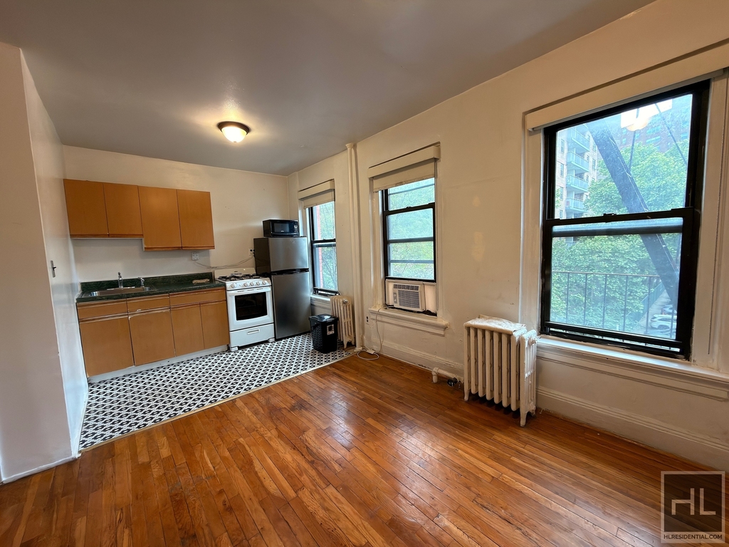East 6th Street - Photo 0