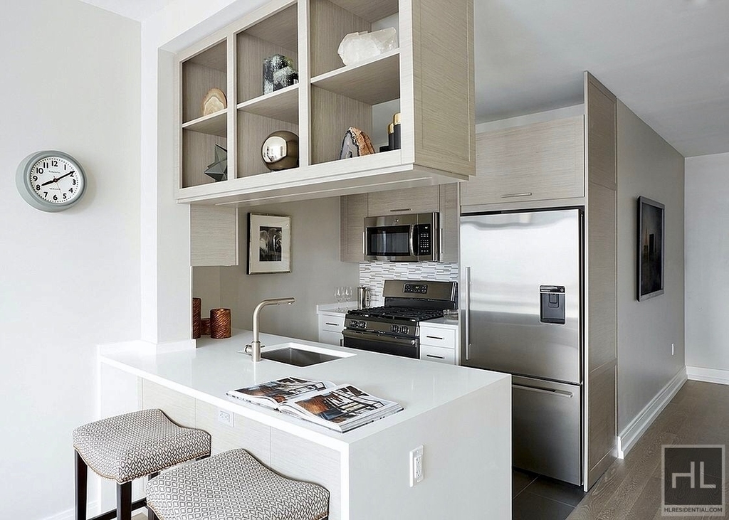 Tenth Avenue - Photo 1