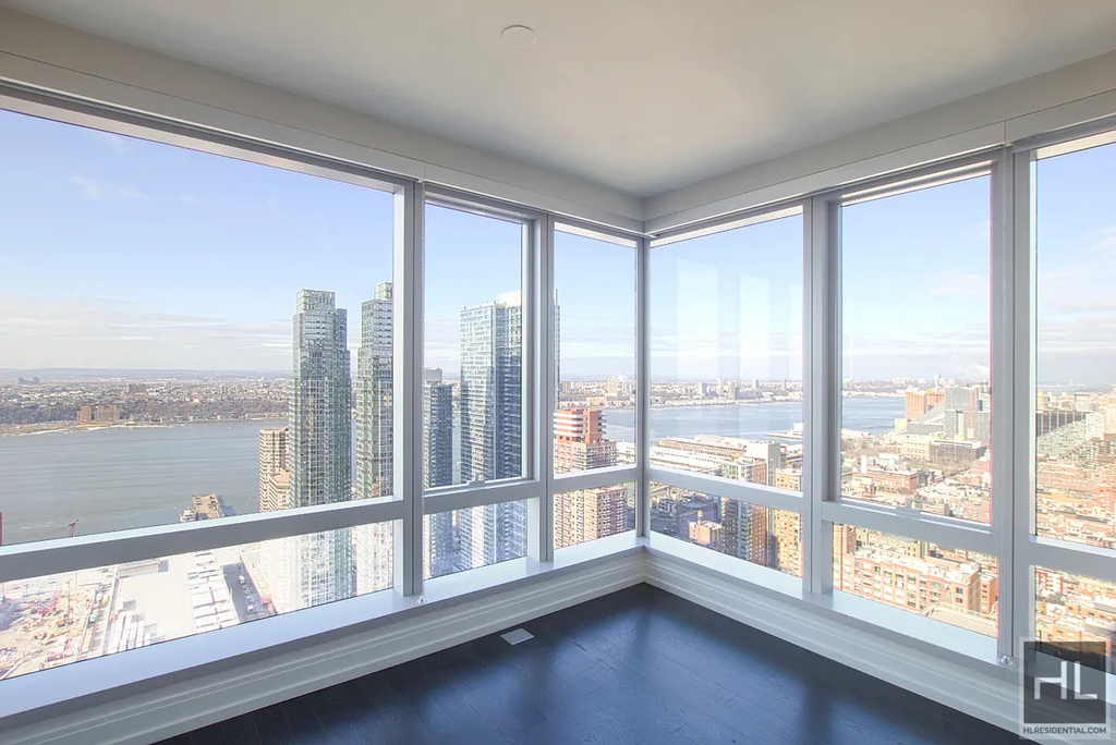 10th Avenue - Photo 1