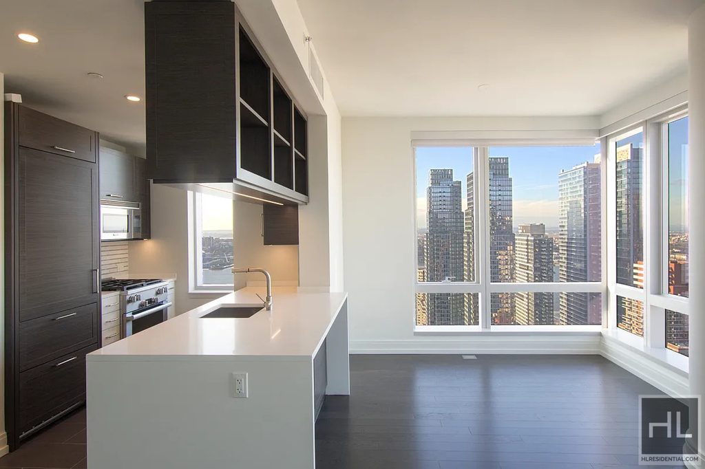 10th Avenue - Photo 0