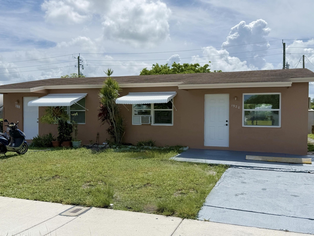 1920 Sw 44th Avenue - Photo 1