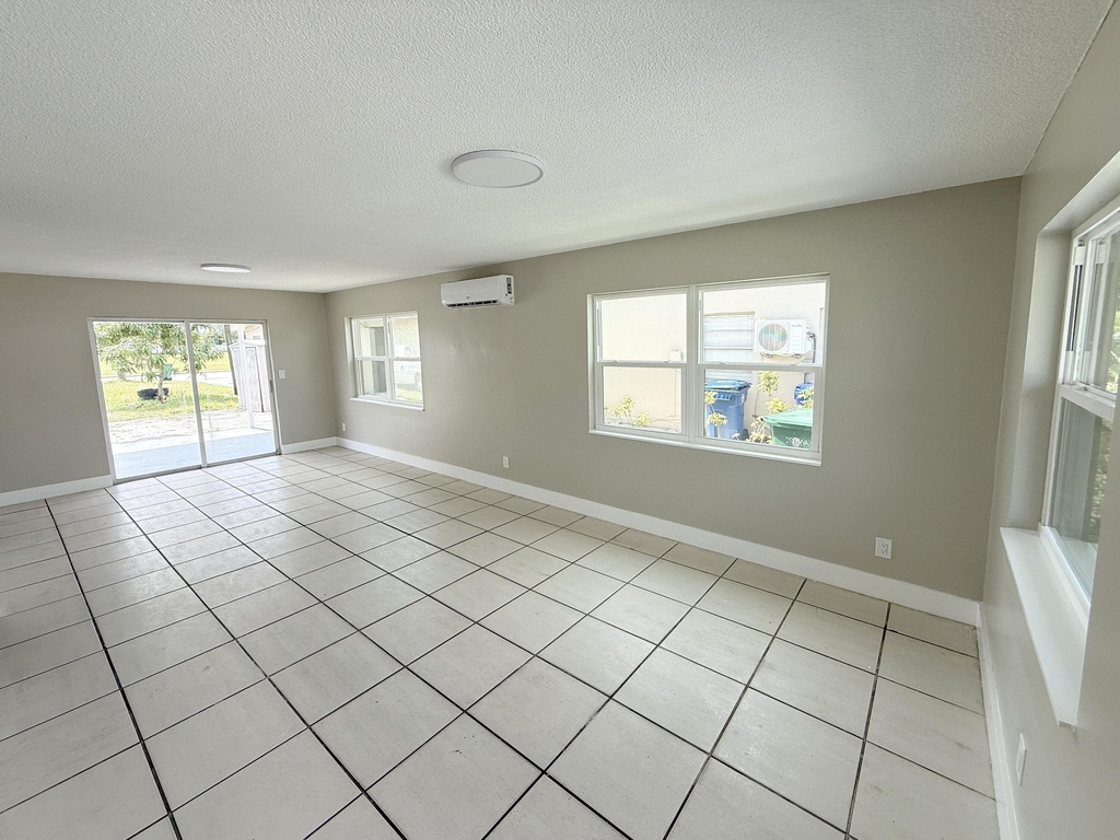 1920 Sw 44th Avenue - Photo 4