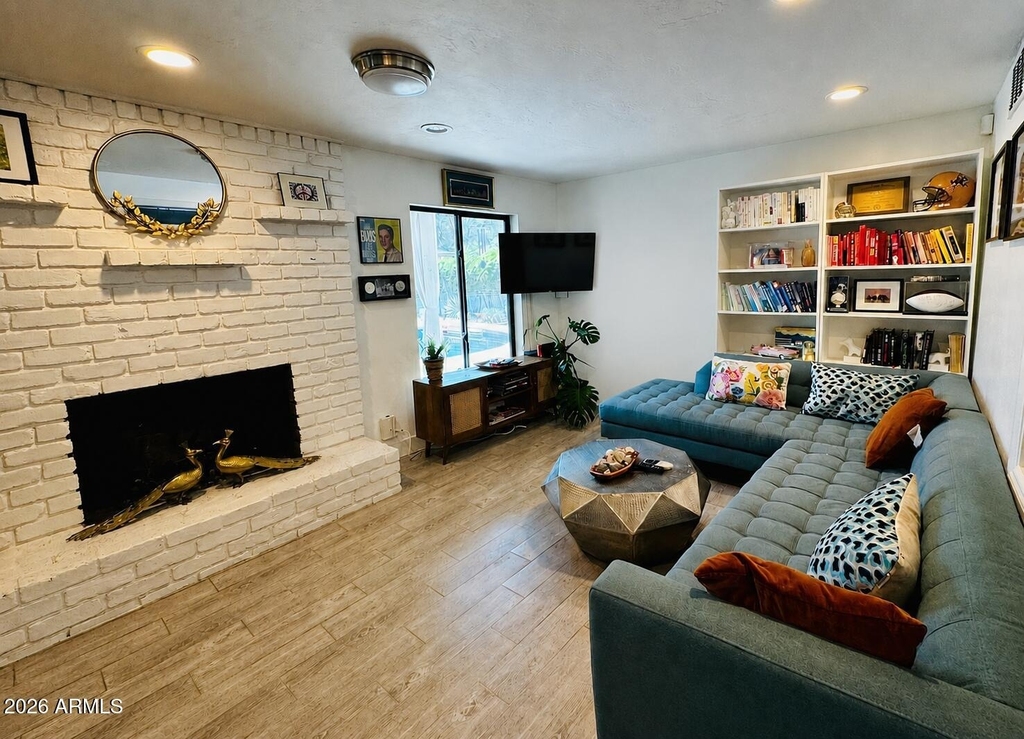 705 W Wilshire Drive - Photo 4