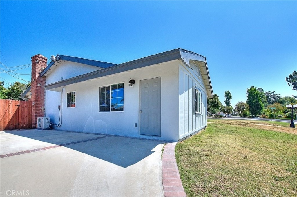 340 W Caroline Street - Photo 0