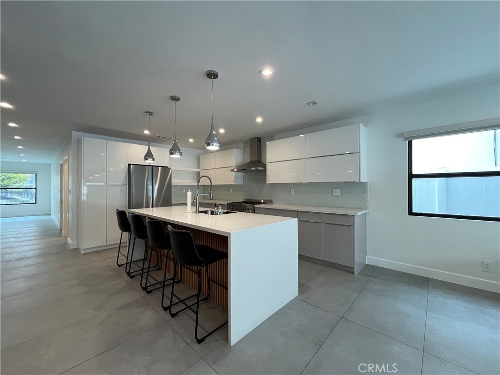 5735 Saloma - Photo 1