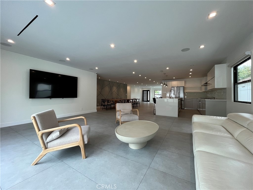 5735 Saloma - Photo 0