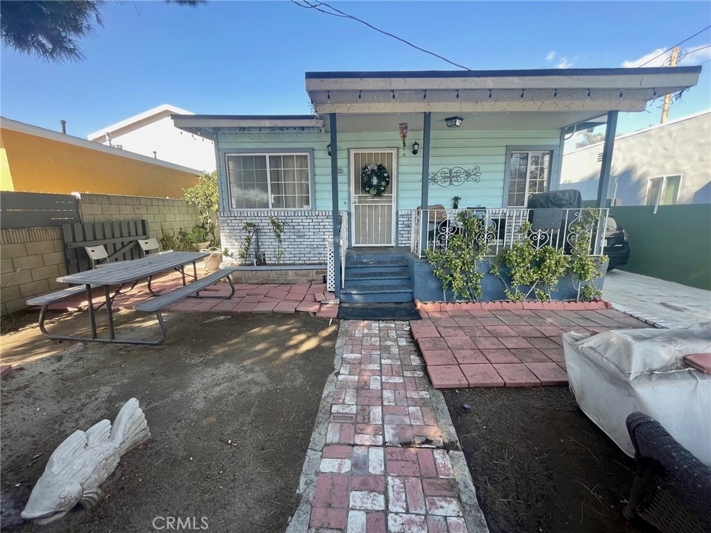 326 W Oliver Street - Photo 0