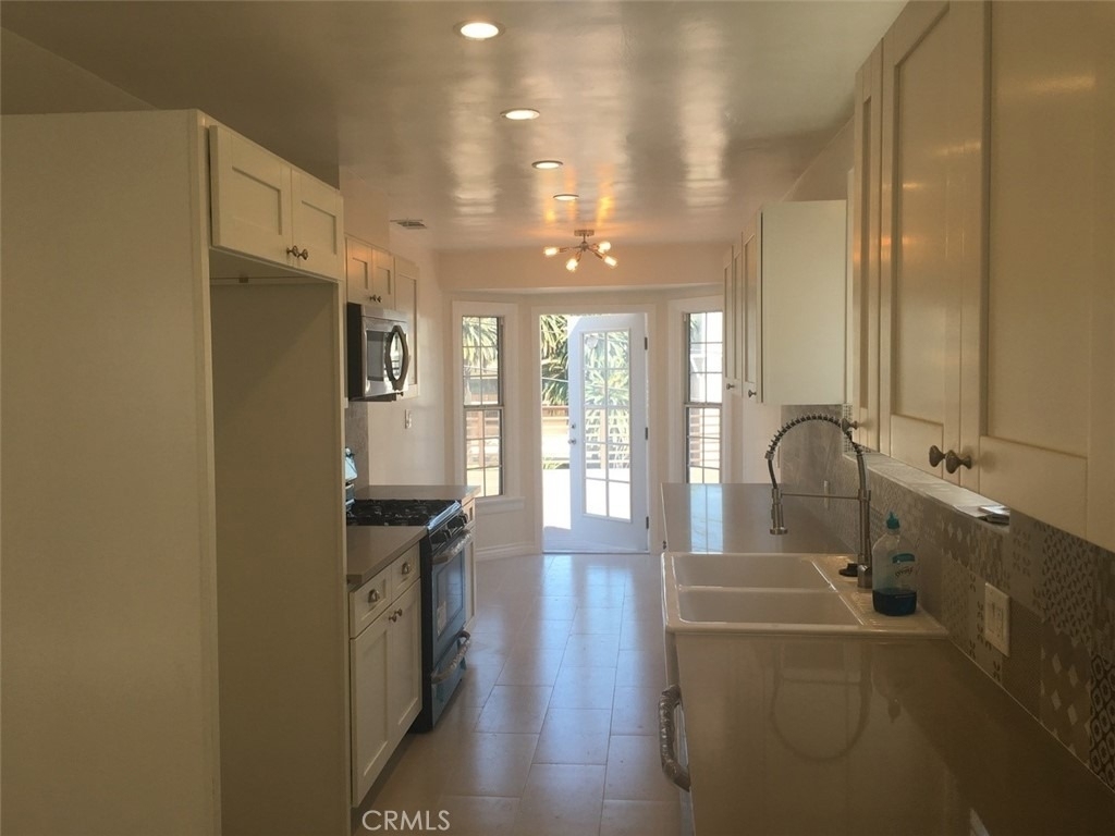 1131 Sunvue Pl - Photo 4