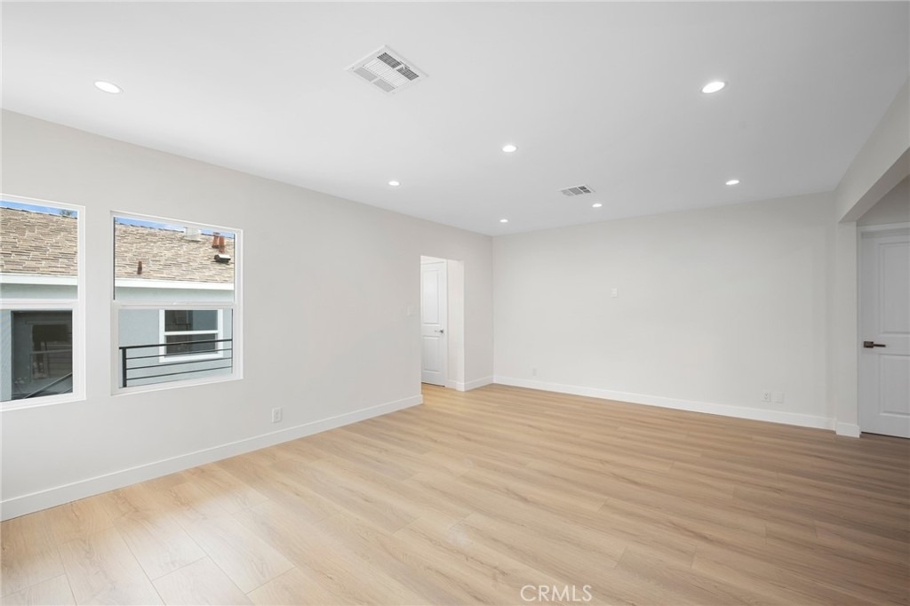 2519 Manhattan Avenue - Photo 5