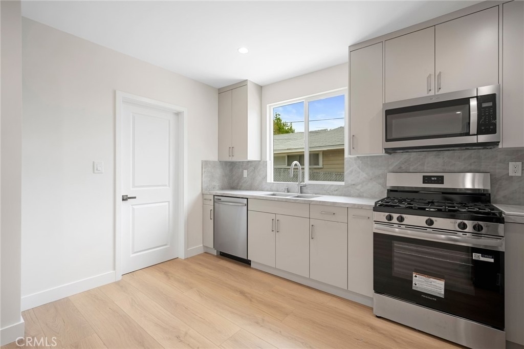2519 Manhattan Avenue - Photo 9
