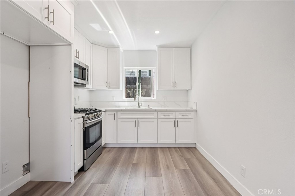 11032 Scoville Avenue - Photo 3
