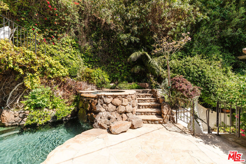 8706 Sunset Plaza Place - Photo 30