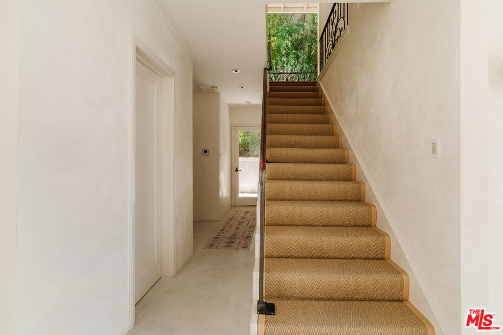 8706 Sunset Plaza Place - Photo 18