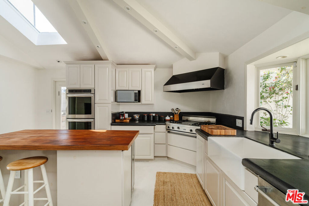 8706 Sunset Plaza Place - Photo 13