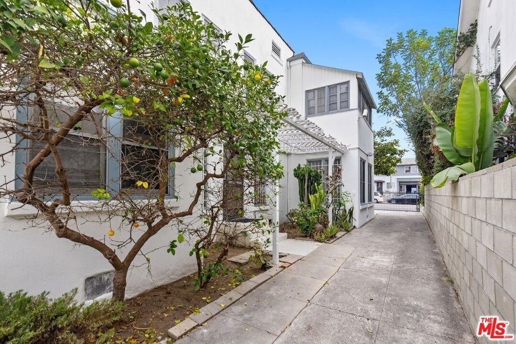729 Crenshaw Boulevard - Photo 1