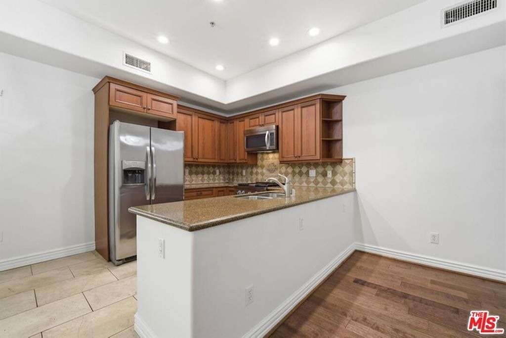 10913 Whipple Street - Photo 8