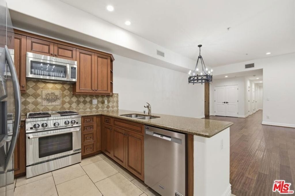 10913 Whipple Street - Photo 9