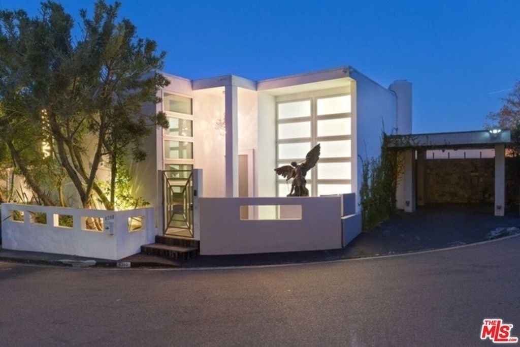 8380 Hollywood - Photo 1