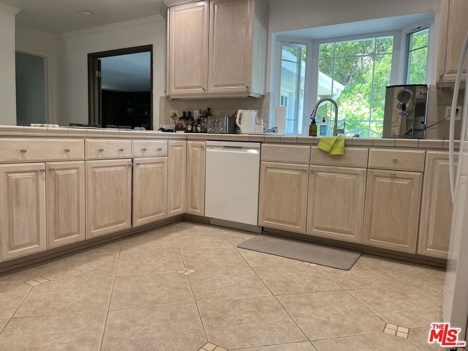 5819 Fairhaven Avenue - Photo 8