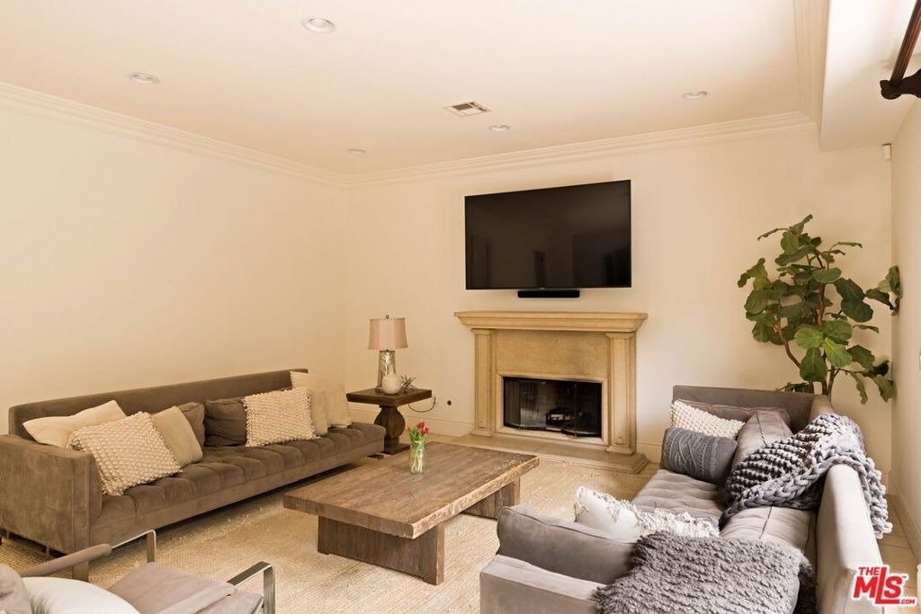 4822 Valjean Avenue - Photo 8