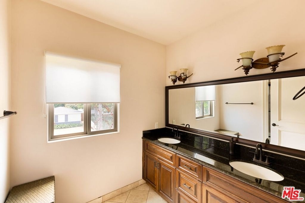 4822 Valjean Avenue - Photo 20