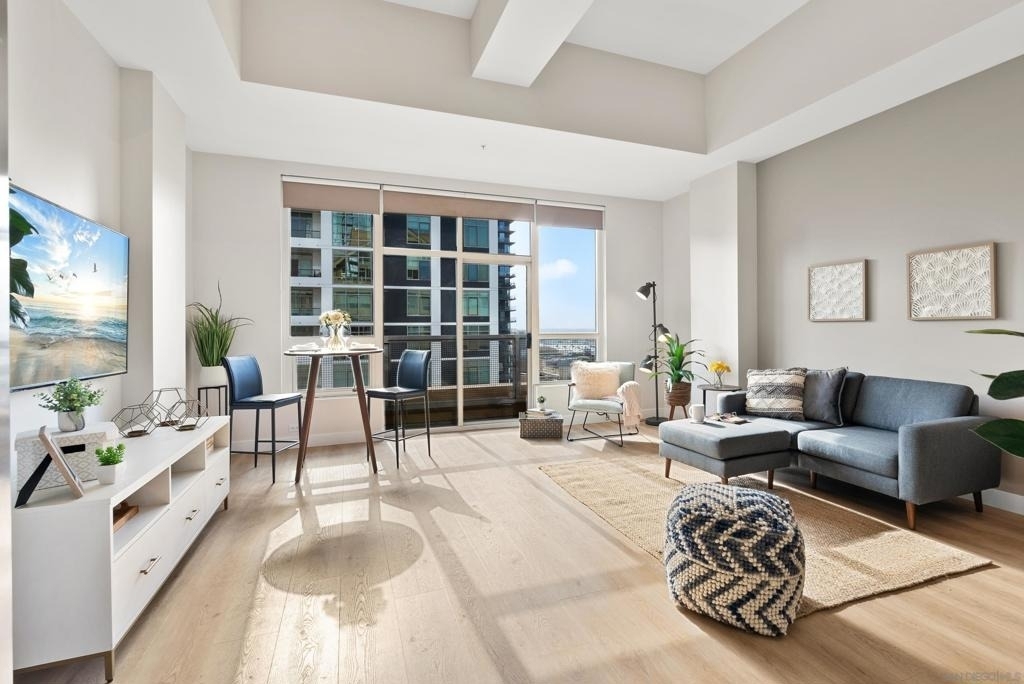 350 W Ash Street W - Photo 1